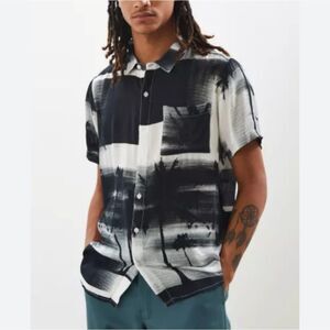 Urban Outfitters NWT Rolla’s Squaresville Rayon Short Sleeve Button-Down Shirt M